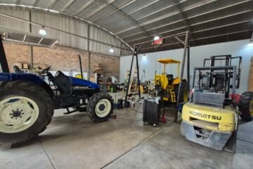 Tractores y montacargas usados en venta en galpón agrícola - Mercado Campo Argentina