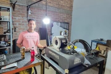 Mecánico trabajando con maquinaria pesada y agrícola en taller - Mercado Campo Argentina