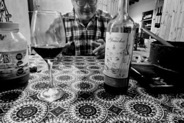 Empieza hablando del vino y termina hablando del padre, del hijo, del odio, de la ternura y, de paso, del desierto.