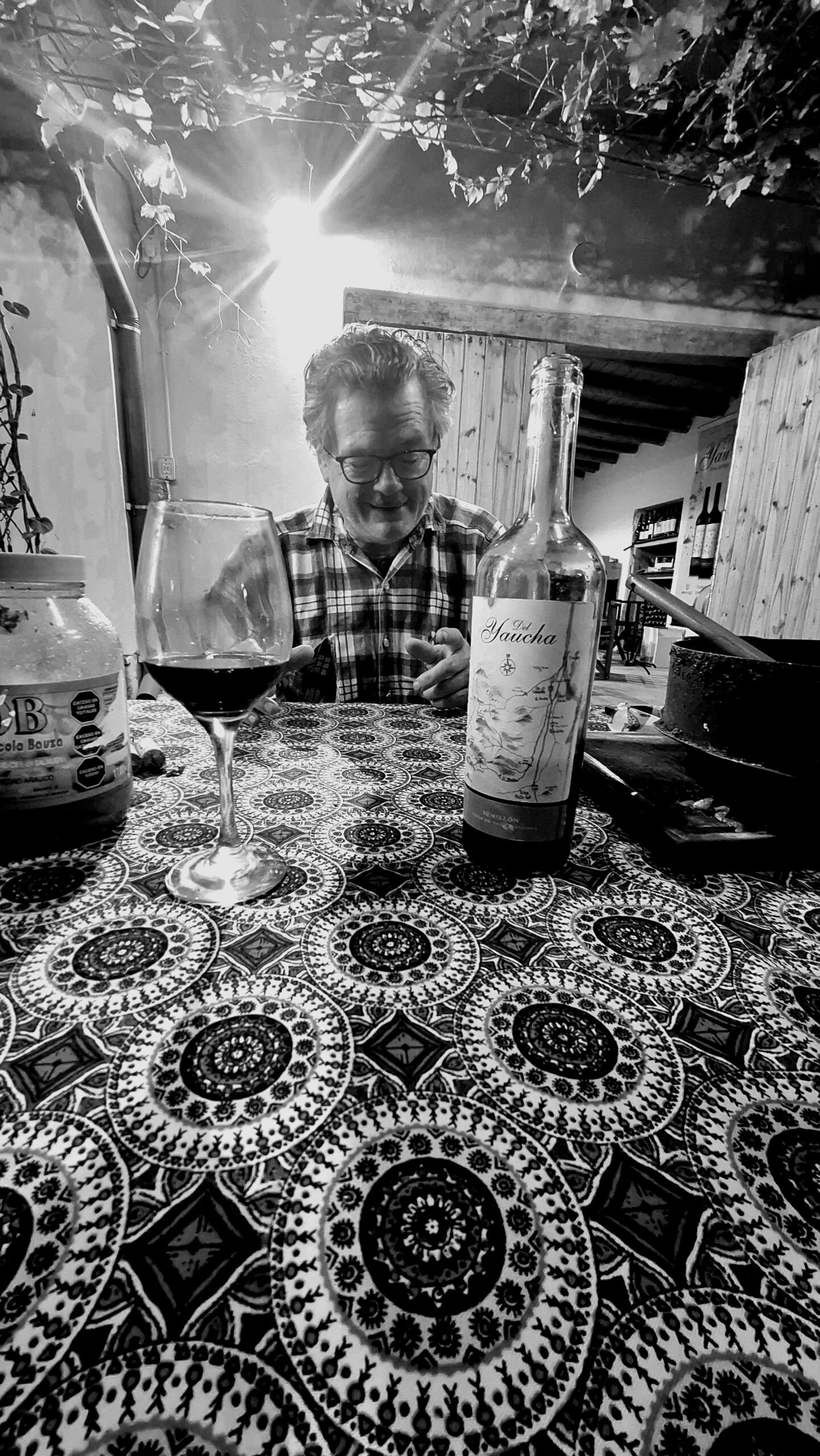 Empieza hablando del vino y termina hablando del padre, del hijo, del odio, de la ternura y, de paso, del desierto.