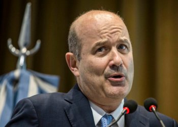 El papelón de Sturzenegger: firmó un reglamento de semillas que quedó obsoleto en menos de 24 horas